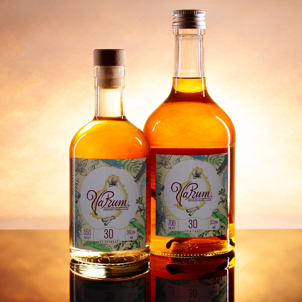 VaRum 35 | Feiner Vanilla-Rum Studiofotografie zwei Flaschen VaRum 30 in Sonnenuntergangsstimmung