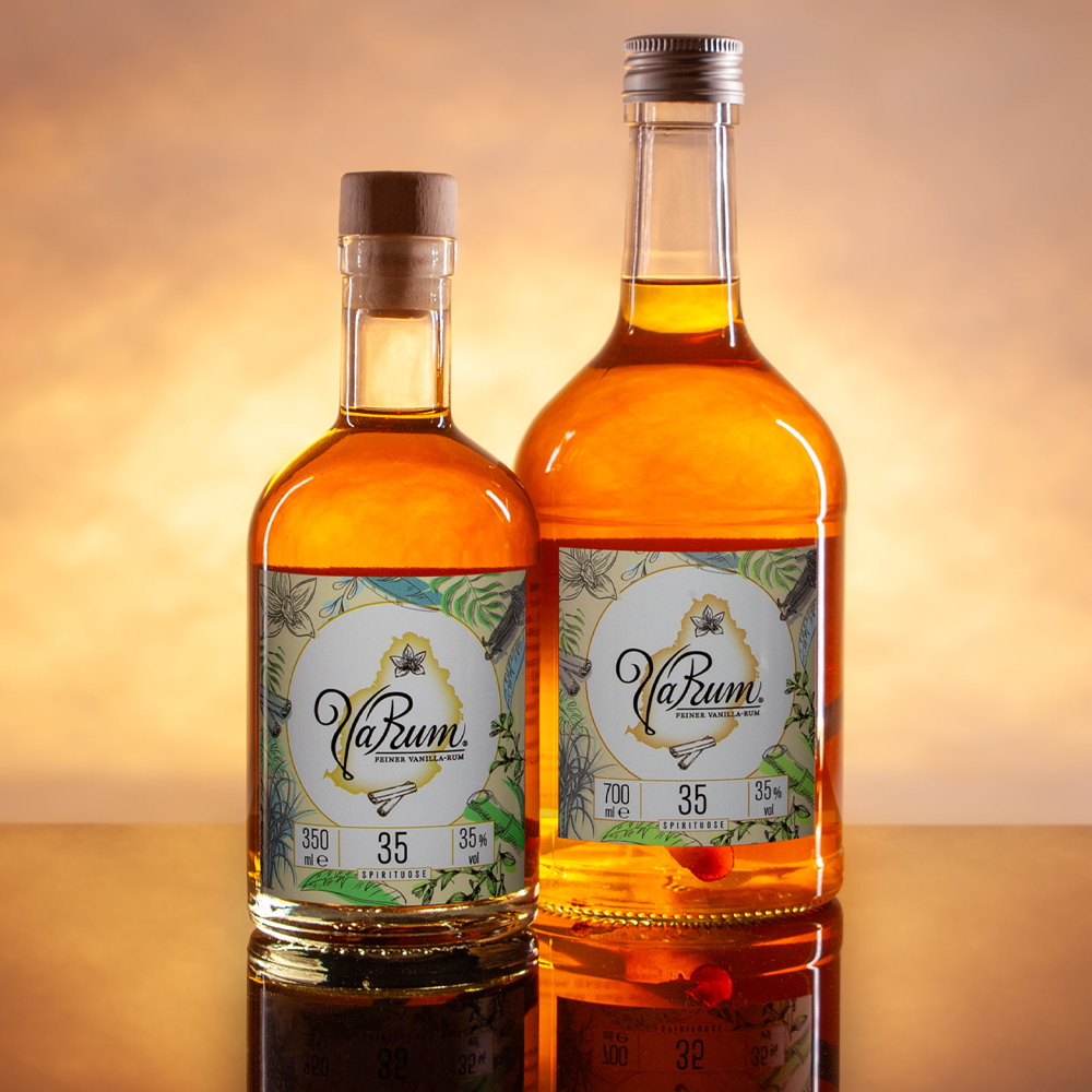 VaRum 35 | Feiner Vanilla-Rum Studiofotografie zwei Flaschen VaRum 35 in Sonnenuntergangsstimmung